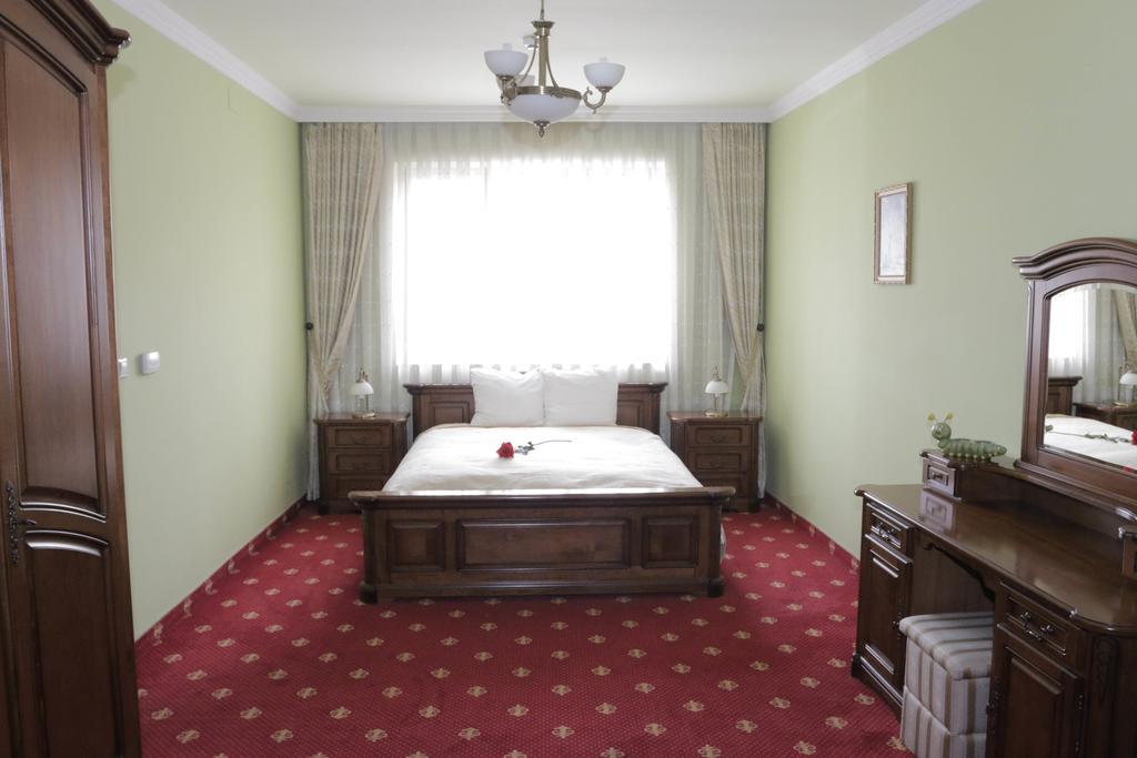 Hotel Slavia Salonta Exteriör bild