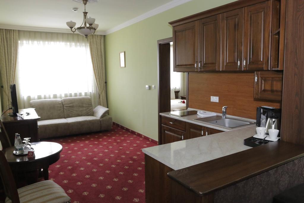 Hotel Slavia Salonta Exteriör bild