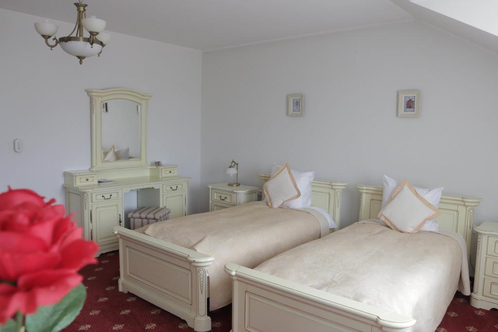 Hotel Slavia Salonta Exteriör bild