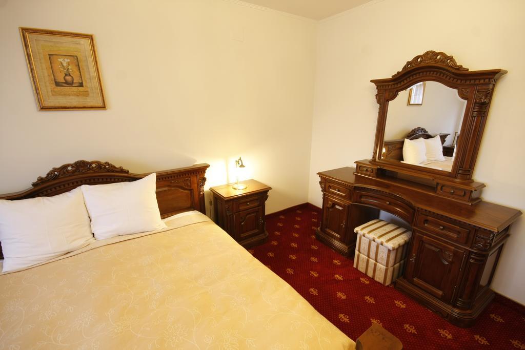 Hotel Slavia Salonta Exteriör bild
