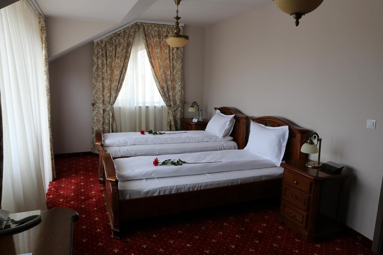 Hotel Slavia Salonta Exteriör bild