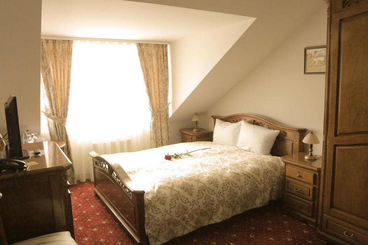 Hotel Slavia Salonta Exteriör bild